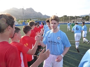 El equipo juvenil del Manchester City saludando al Infantil A del CF La Nucía