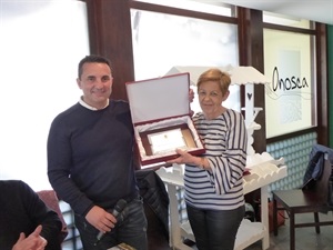 Jerónima Devesa recibió una placa de manos de Bernabé Cano, alcalde de La Nucía