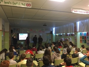 Sergio Villabla, concejal de Educación, presentó el Taller en el Colegio Sant Rafel junto a Toni Buades, socialmedia del Ayuntamiento de La Nucía