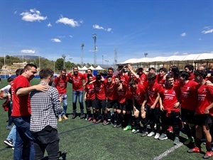 Guile Ferández, dtor. general CF La Nucía y Sergio Villalba, concejal de Deportes, felicitando al equipo tras su título y ascenso