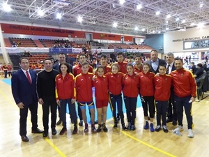La selección española cadete de lucha libre junto a Bernabé Cano, alcalde de La Nucía y Francisco J. Iglesias, pte FELUCHA