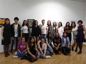 Alumnas y alumnos que exponen en “Artist IES II”  junto a sus profesoras Rosa Mascarell y Marga Rodrigo