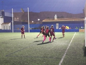Una jugada del partido amistoso disputado en el Camilo Cano entre el Manchester City femenino y el Elda Promesas