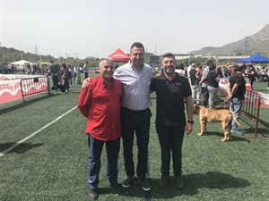 Sergio Villalba, concejal de deportes, junto a Salvador Serrano, pte. Soc. Canina de Alicante y Juan A. Montiel, organizador del evento