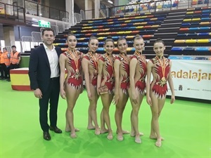 Las gimnastas nucieras junto a Jesús Carballo, mejor gimnasta español de todos los tiempos y actual pte. RFEG