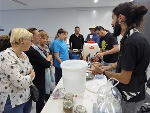 Demostración práctica del taller de cerveza artesanal