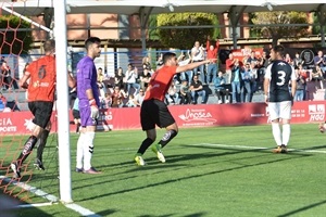 Fofo celebrando el primer gol de La Nucía