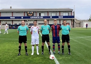 El capitán nuciero Jandro, junto al trío arbitral y el capitán del At. Levante, ayer en Buñol