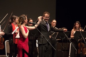 Director y soprano saludando al público