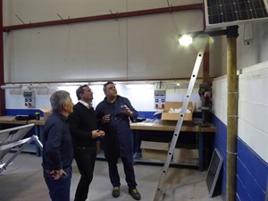 El profesor explicando la "farola solar" a Bernabé Cano, alcalde de La Nucía y Serafín López, concejal de Empleo
