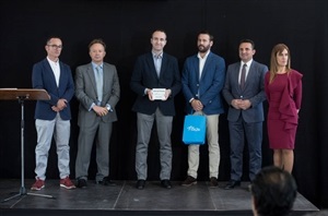 Bernabé Cano, alcalde de La Nucía, entregó el premio a “Laboratoires Quinton”