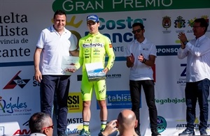 Angulo, vencedor de la etapa, junto a Sergio Villalba, concejal de Deportes