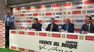 Presentación del Campus de Fútbol Vicent del Bosque esta mañana en Madrid con la presencia de Bernabé Cano, alcalde de La Nucía