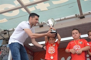 El concejal Miguel Ángel Ivorra entregando la copa de subcampeón al CF La Nucía en categoría 2012