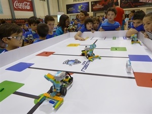 Una de las competiciones de la I Copa Robotikids en La Nucía