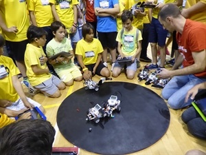 Los escolares diseñaron y programaron sus robots