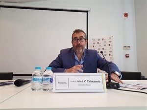 José Vicente Cabezuelo de la Universidad de Alicante durante su ponencia