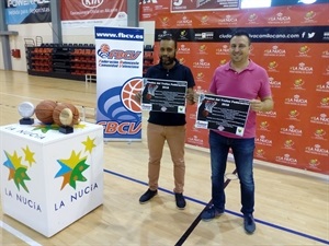 El Delegado de Alicante de la Federación de Baloncesto de la Comunidad Valenciana, Juan Sila, junto all concejal de Deportes, Sergio Villalba