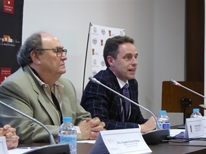Enrique Herrero, vicerrector de Estudios y Formación de la UA, durante su intervención