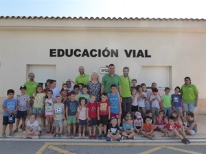 Beatriz Pérez Hickman, concejal ade Bienestar Social, y Sergio Villalba, concejal de Educación, visitan a los alumnos del VI Cole de Junio