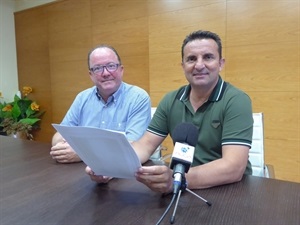 Bernabé Cano, Alcalde de La Nucía, y Manuel Alcalá, concejal de Hacienda, durante la rueda de prensa