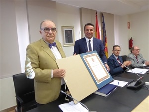Miguel Guardiola, cronista de La Nucía, recibe la distinción de "Fill predilecte" de Bernabé Cano, alcalde de La Nuíca