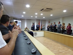Toda la corporación municipal en pie, aplaudiendo a Miguel Guardiola, tras su nombramiento