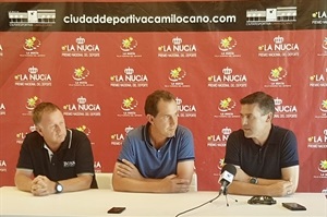 Raúl Gómez, Presidente del Club, Kiko Lacasa, director deportivo y Miguel Ángel Martínez durante la presentación