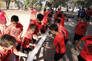Los jóvenes combinan la práctica del fútbol con el Inglés