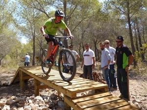 Bernabé Cano, alcalde de La Nucía, visitando las pruebas del nuevo Bike Park