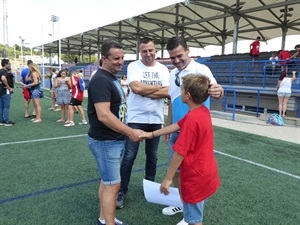 Miguel Ángel Martínez, entrenador del C.F La Nucía ha visitado ha felicitado a los jóvenes