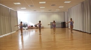 13 alumnas de la Escuela de Danza de La Nucía se examinaron en los cursos de la Royal Academy of Dance