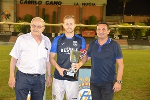 El capitán del C.D. Roda Karg  con la copa de campeones Copa RFEF, junto a Vicente Muñoz, pte. FFCV y Bernabé Cano, alcalde de La Nucía