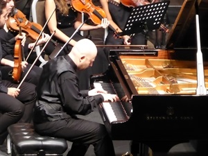 Isaac István Székely demostró su virtuosismo al piano