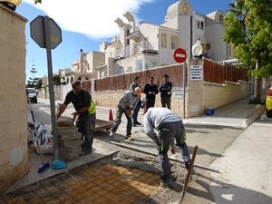 Los servicios técnicos municipales trabajando en la Urb. Montesol