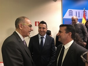 Santiago Sánchez Martín, subdirector gral. Ministerio Educación conversando con Bernabé Cano, alcalde de La Nucía y Sergio Villalba, concejal de Educación