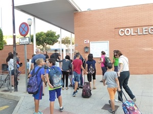 Niños y niñas del Colegio Sant Rafel entrando en el recinto escolar