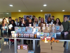 La donación de alimentos y pañales se ha realizado esta mañana, con la presencia de Chelo Vencín, coordinadora pograma PAC, David Arias, monitor del Taller y las concejalas Beatriz Pérez-Hickman, Mª Jesús Jumilla y Gemma Márquez