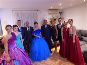 Mari Fernández Jumilla, futura reina y sus cuatro damas junto a sus padres, president dels Majorals, concejal de Fiestas y Bernabé Cano, alcalde de La Nucía