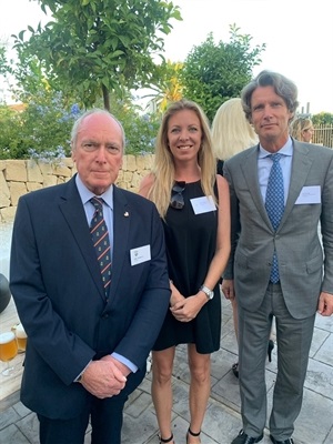 Jan Versteeg, nuevo embajador de los Países Bajos junto a Jessica Gommans, concejala de Residentes Extrajeros y cónsul holandés Eric Durieux.