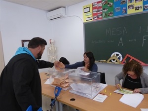 Un vecino votando esta mañana en el Colegio Sant Rafel de La Nucía
