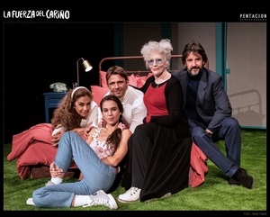 Magüi Mira y Lolita Flores junto al resto del elenco de actores de la obra
