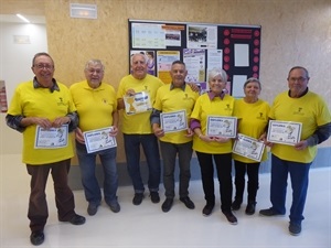Vidal Corredor, pte. Asociación Jubilados y Pensionistas de La Nucía junto a las tripletas ganadoras del primer, segundo y tercer premio