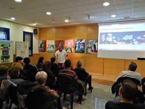 Leo Pomares durante la charla informativa