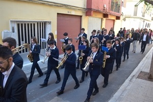 La Banda de l'Escola de Música de la UM La Nucía durante el "passa carrer"