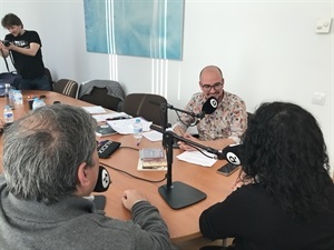 El periodista Jordi Company entrevistando a Juan José Ivorra, pte. Unió Musical La Nucía y Ana Timoner, clarinete