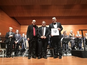 Al finalizar el concierto Juan José Ivorra entregó un detalle al director Andrés Colomina, junto a Ramón Lorente