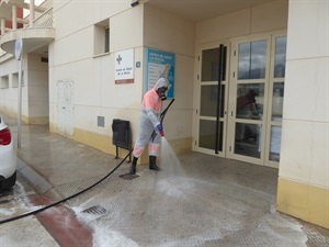 Un operario desinfectando la entrada del Centre de Salut de La Nucía