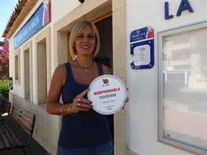 Mª Jesús Jumilla, concejala de Turismo, con el distintivo de  ‘Responsible Tourism’ del Ministerio de Turismo