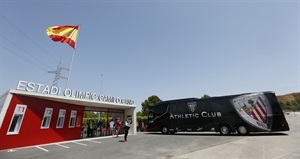 Llega del autobús del Athletic de Bilbao al Estadi Olímpic Camilo Cano